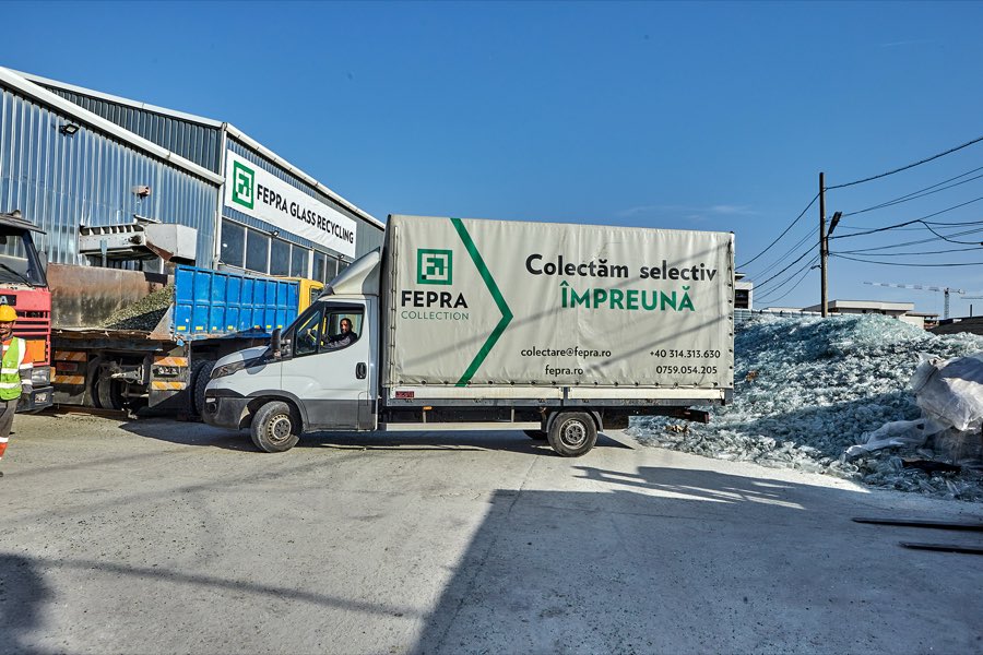 Camion FEPRA Collection la centrul de reciclare a sticlei