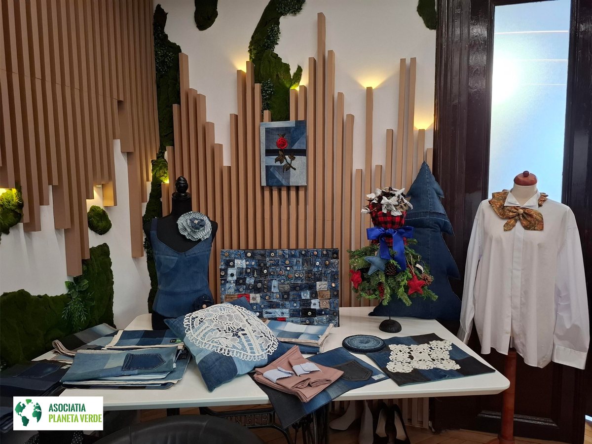 Haine și accesorii realizate din textile recuperate, expuse la un eveniment EcoTextile