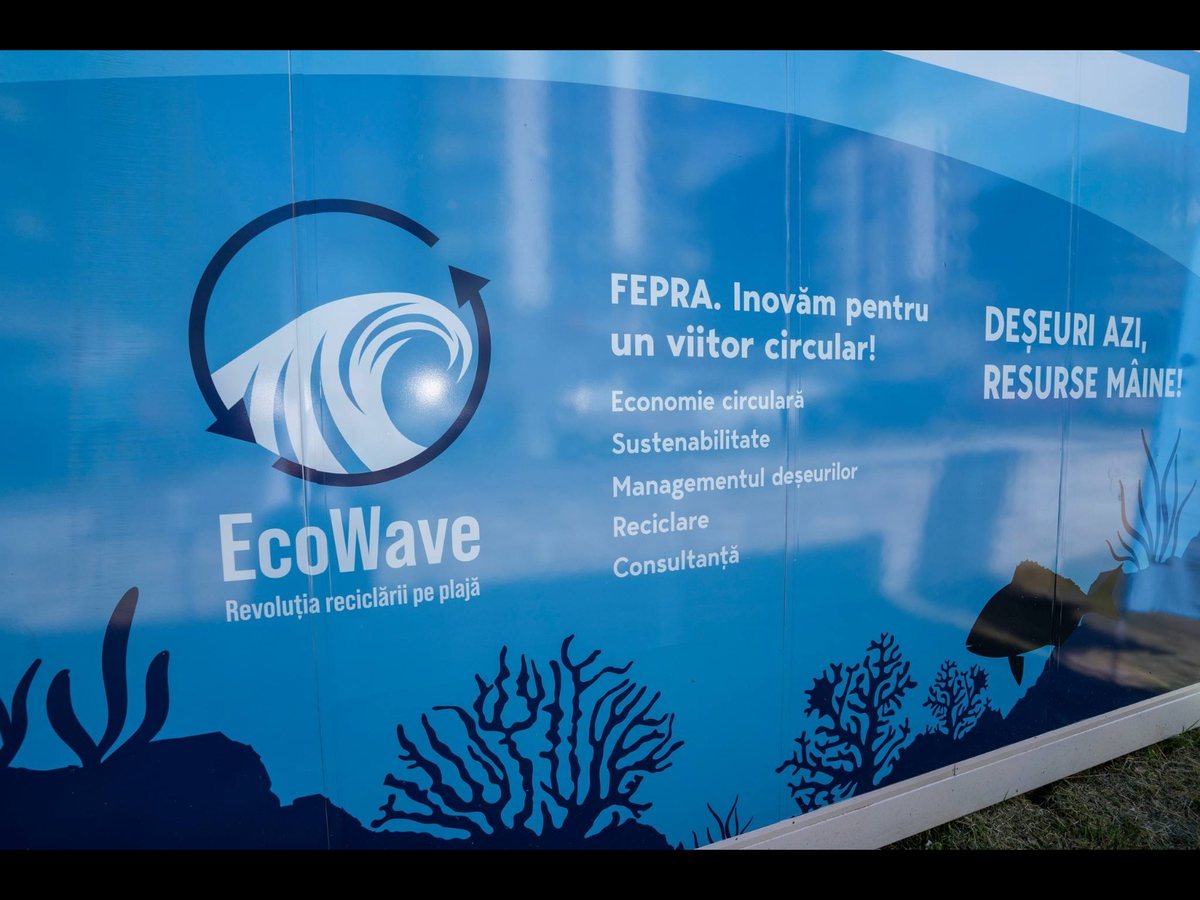 Centrul automat de colectare EcoWave de pe plaja Zanzibar din Năvodari, cu mesajul „FEPRA. Inovăm pentru un viitor circular!”