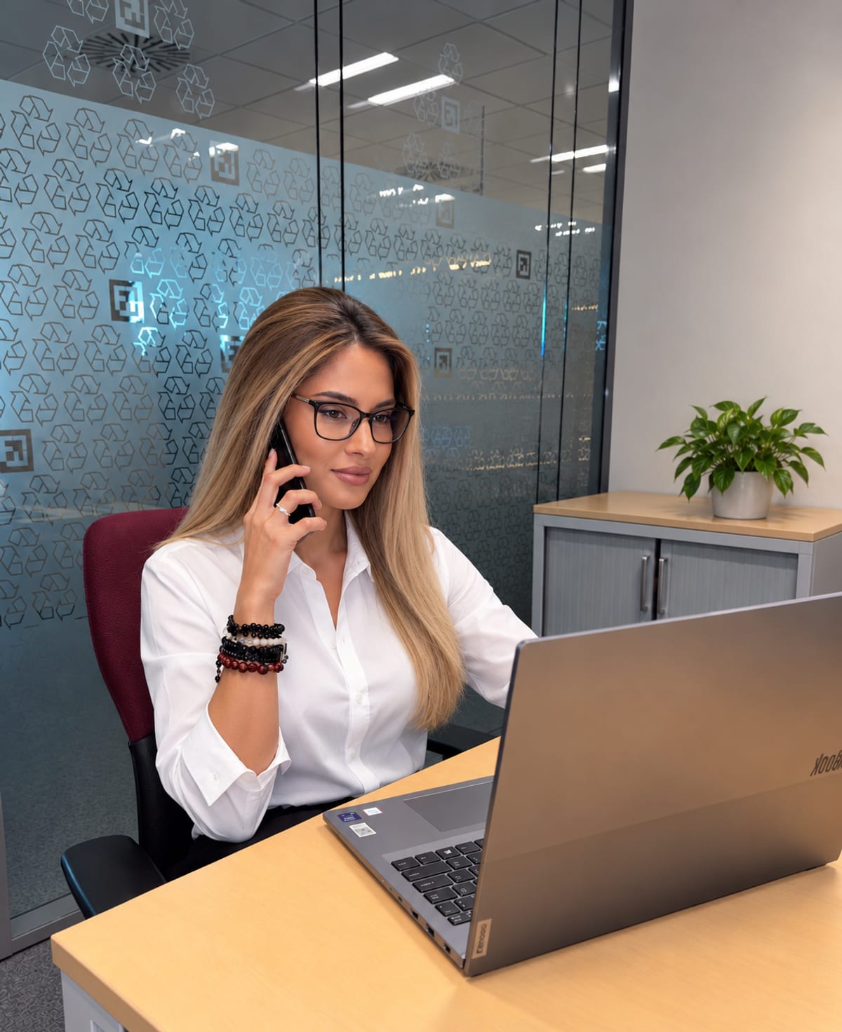 Bianca Răduță, echipa Customer Experience FEPRA, la telefon cu un client