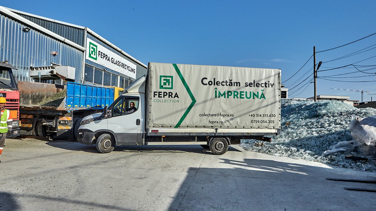 Camion FEPRA Collection „Colectăm selectiv împreună”, în fața halei FEPRA Glass Recycling
