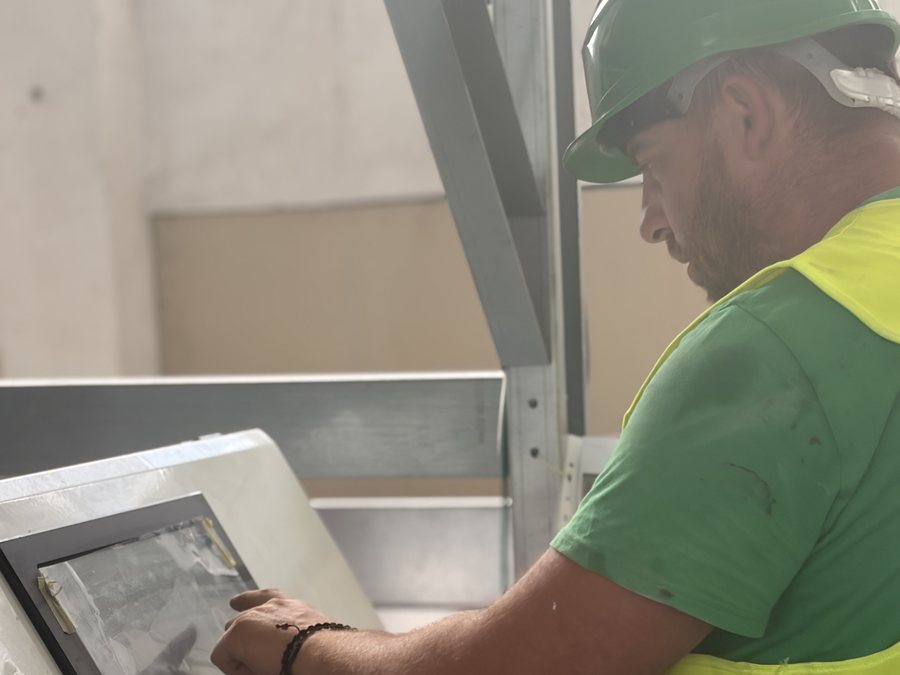Operator la panoul de comandă al liniei de reciclare PET